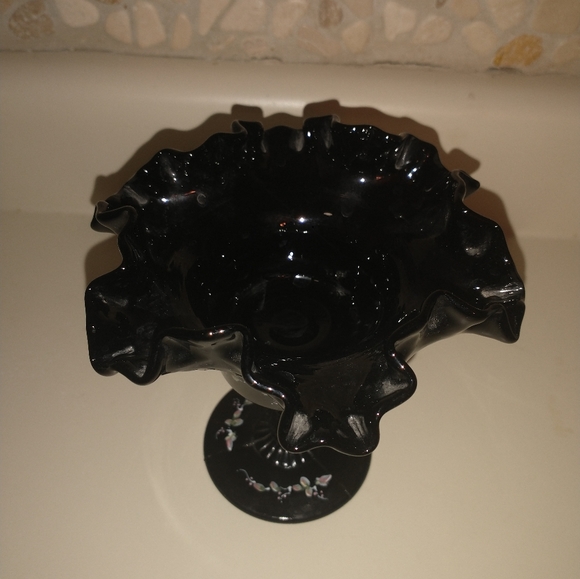 SALE >>>>>>>Fenton Black glass Ruffle Vase - Picture 4 of 4
